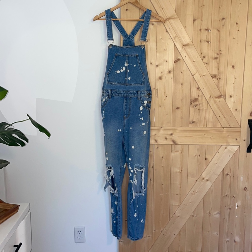 Forever 21 blue Jean overalls distressed knees paint splatter size large